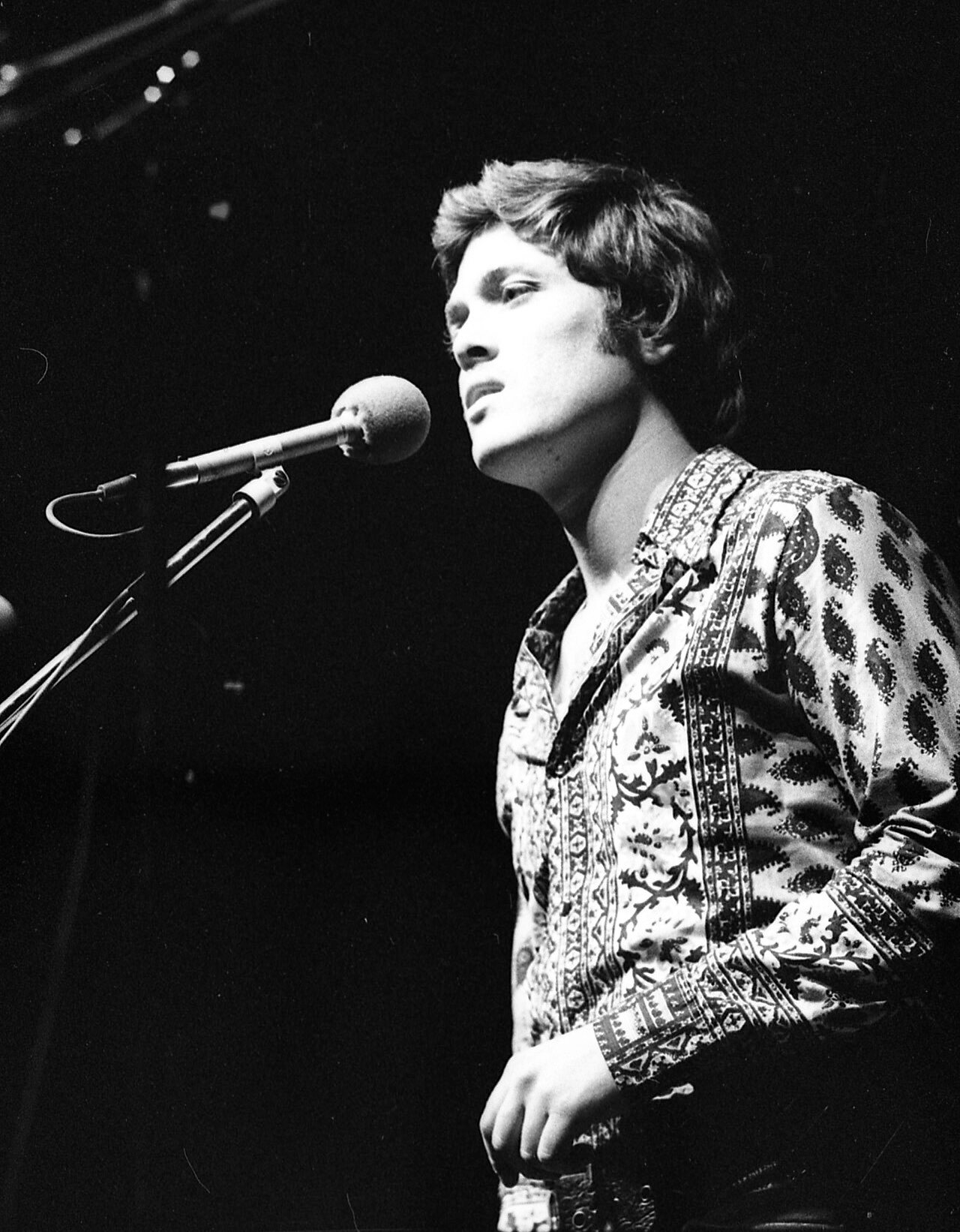 Shlomo Artzi performing on stage